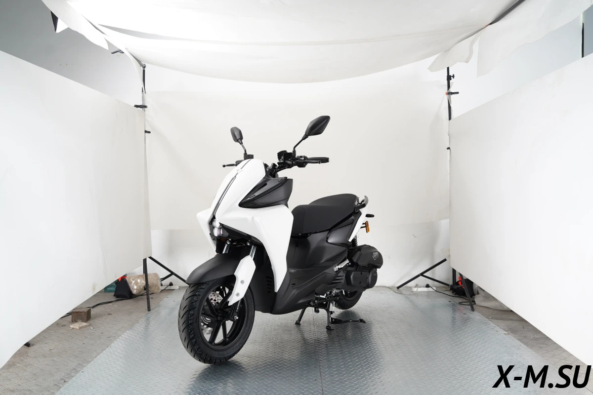 Скутер X-MOTORS CYCLONE PRO Скутер X-MOTORS CYCLONE PRO